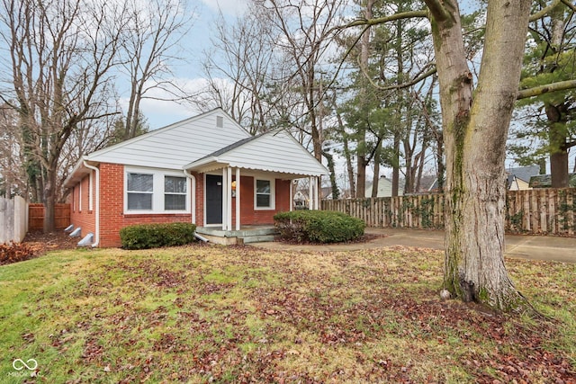 view of front of home featuring a front yard