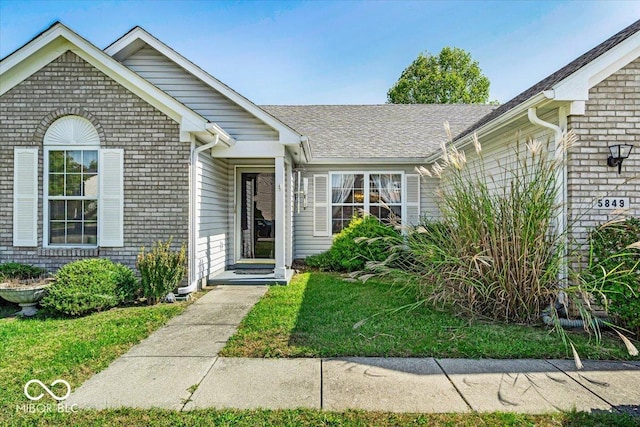 view of front of house featuring a front yard