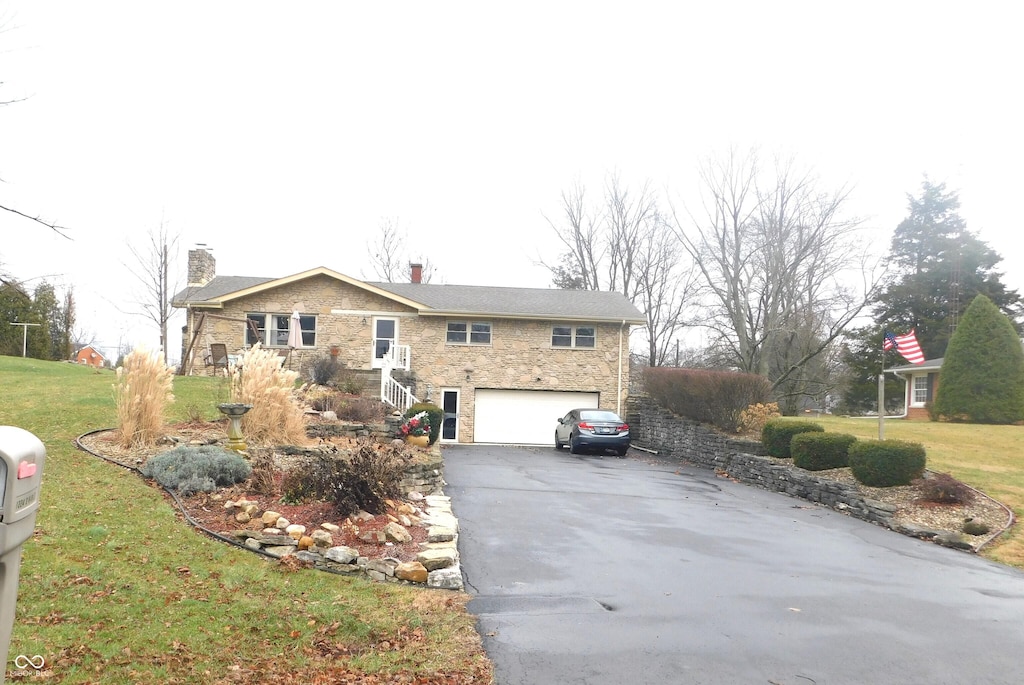 view of front of house featuring a front yard and a garage