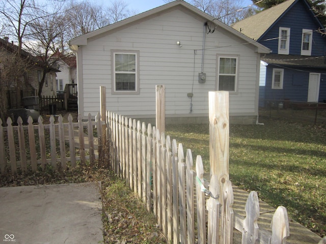 view of side of property featuring a lawn