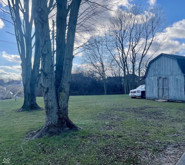 view of yard with an outbuilding