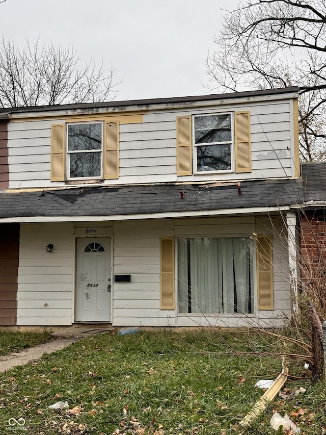 view of front of house with a front lawn