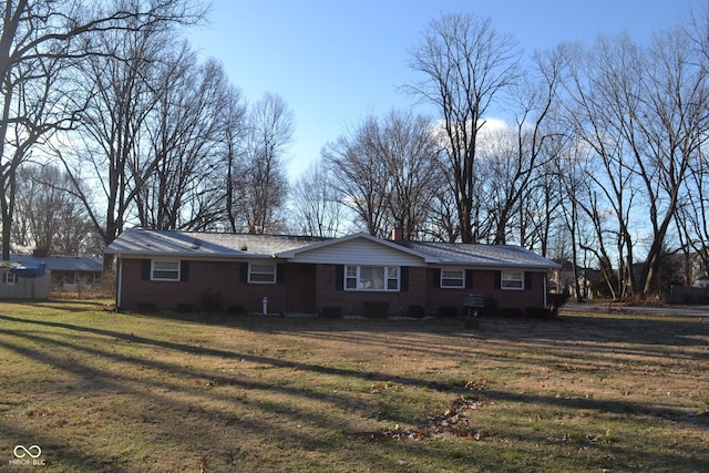 view of front of property featuring a front lawn