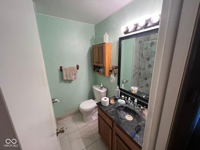 bathroom with a shower with curtain, vanity, and toilet