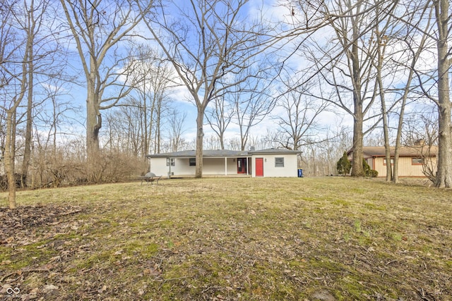 single story home with a front lawn