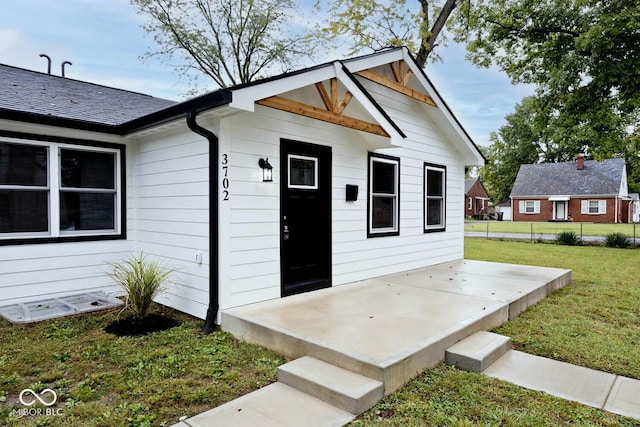 property entrance featuring a yard