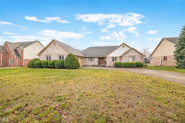 view of front of property featuring a front lawn