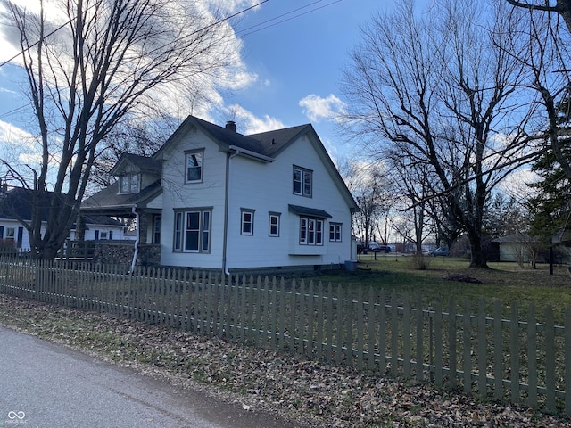 view of side of property featuring a lawn