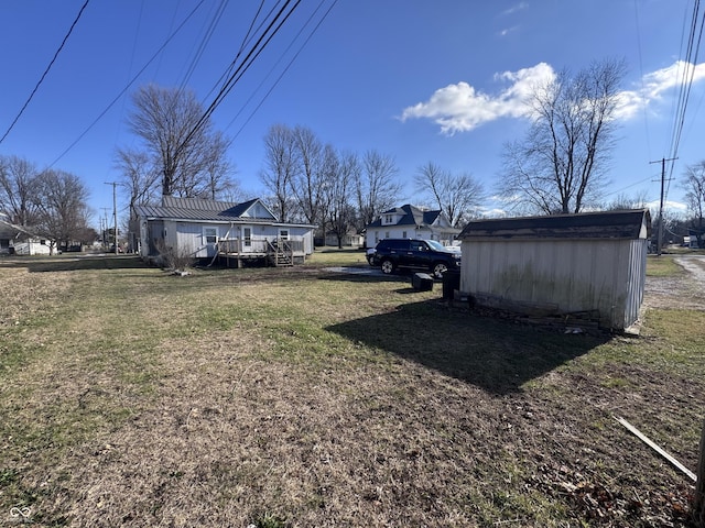 view of yard featuring a storage unit