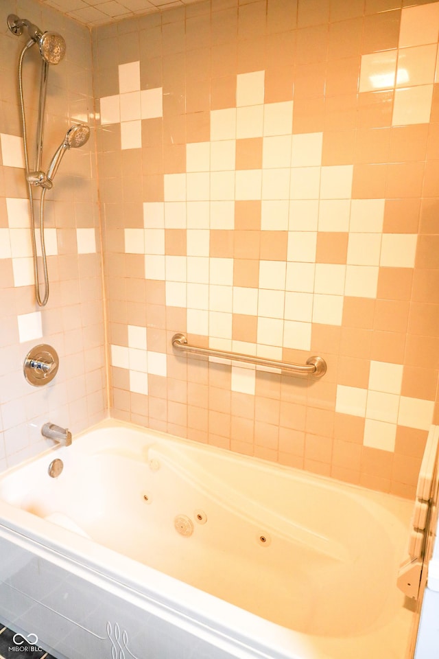 bathroom featuring tiled shower / bath