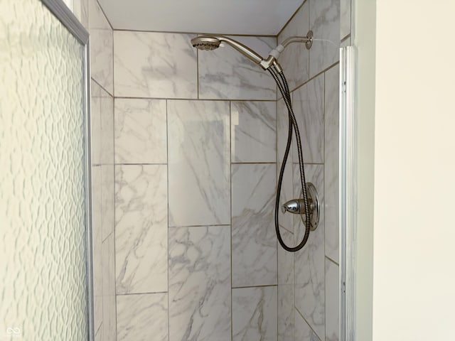 details featuring tiled shower