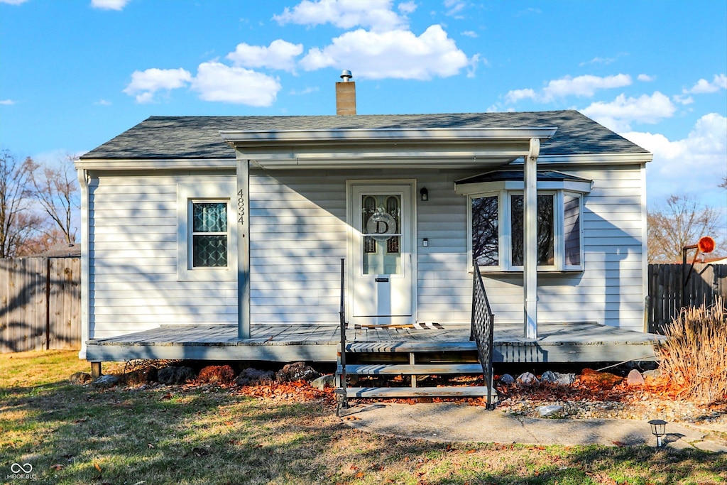 bungalow featuring a porch and a front lawn