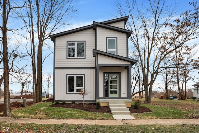 view of front of home featuring a front yard