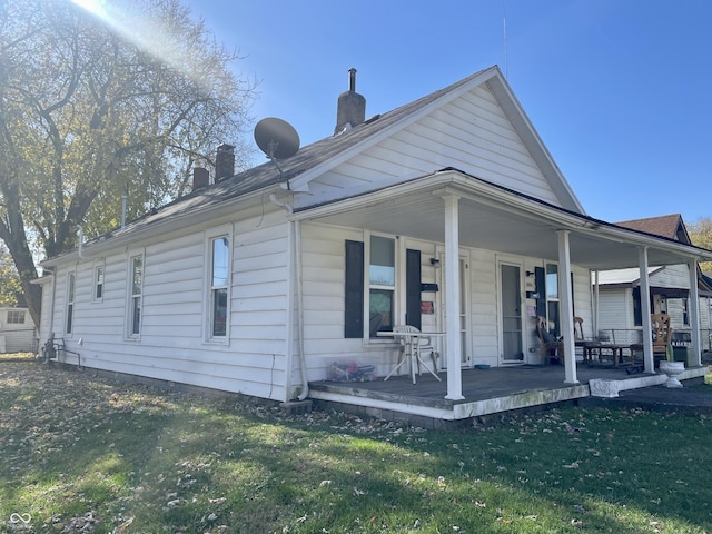 view of front facade featuring a porch and a front yard