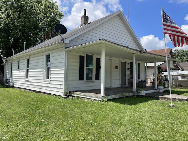 view of front of house featuring covered porch and a front yard