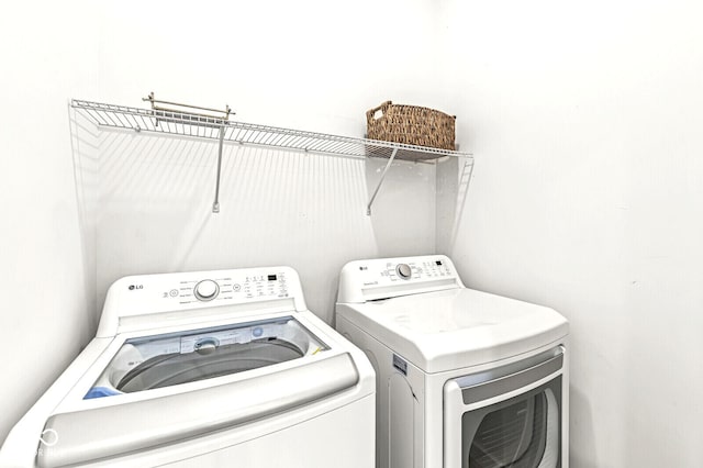 washroom featuring washing machine and clothes dryer