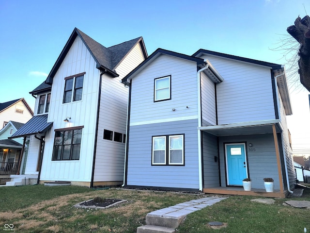 view of front of house featuring a front lawn