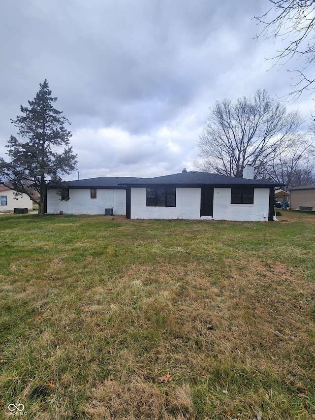 view of front of home featuring a front yard