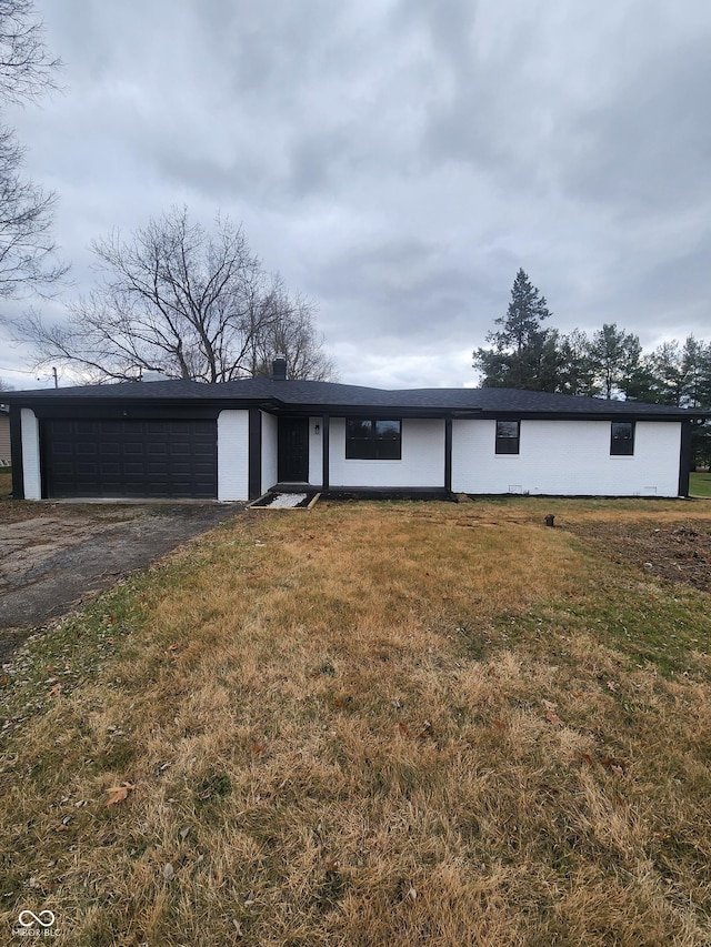 view of front of home featuring a garage and a front lawn