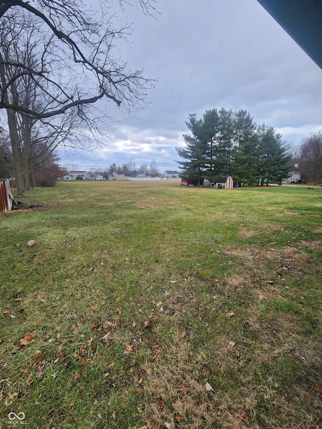 view of yard featuring a rural view