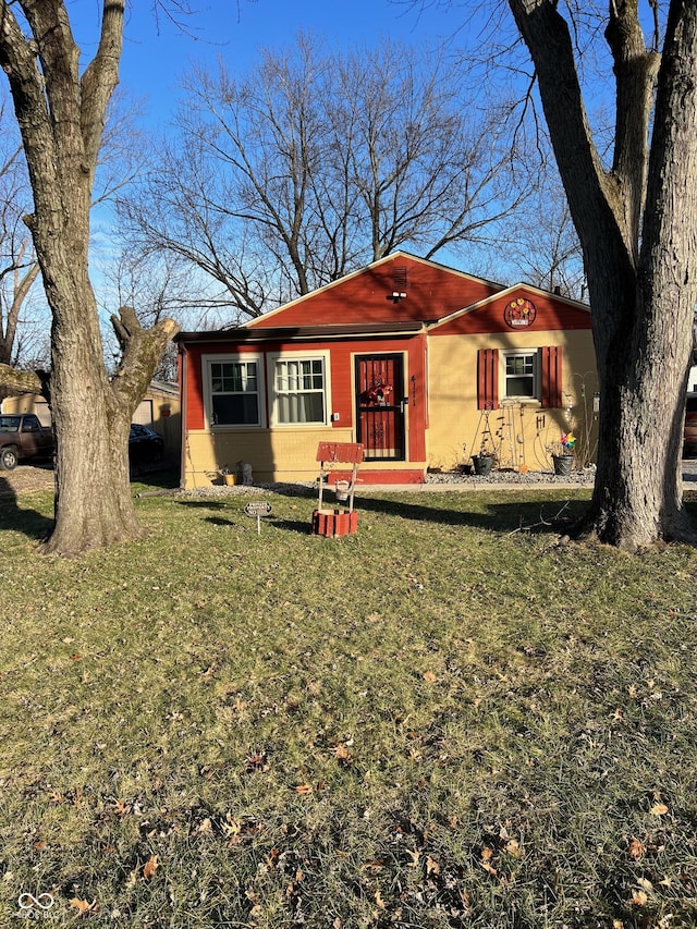 view of front of property featuring a front yard