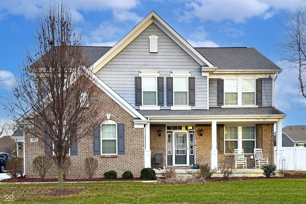 view of front facade featuring a porch and a front yard