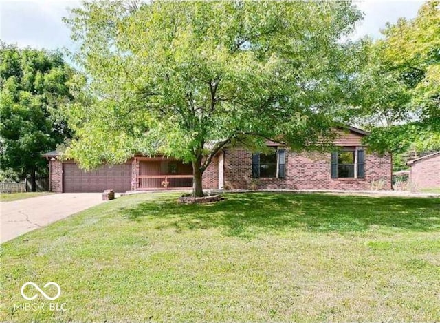 view of front of house featuring a front lawn and a garage