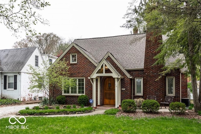 view of front of house featuring a front yard