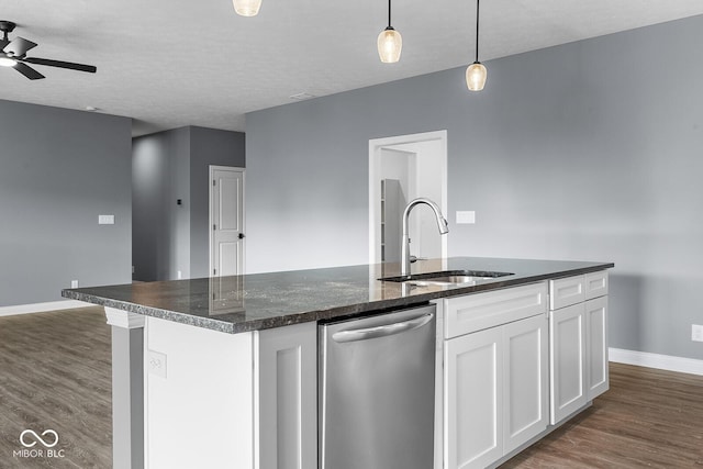 kitchen with ceiling fan, dark wood-style flooring, a sink, white cabinets, and an island with sink