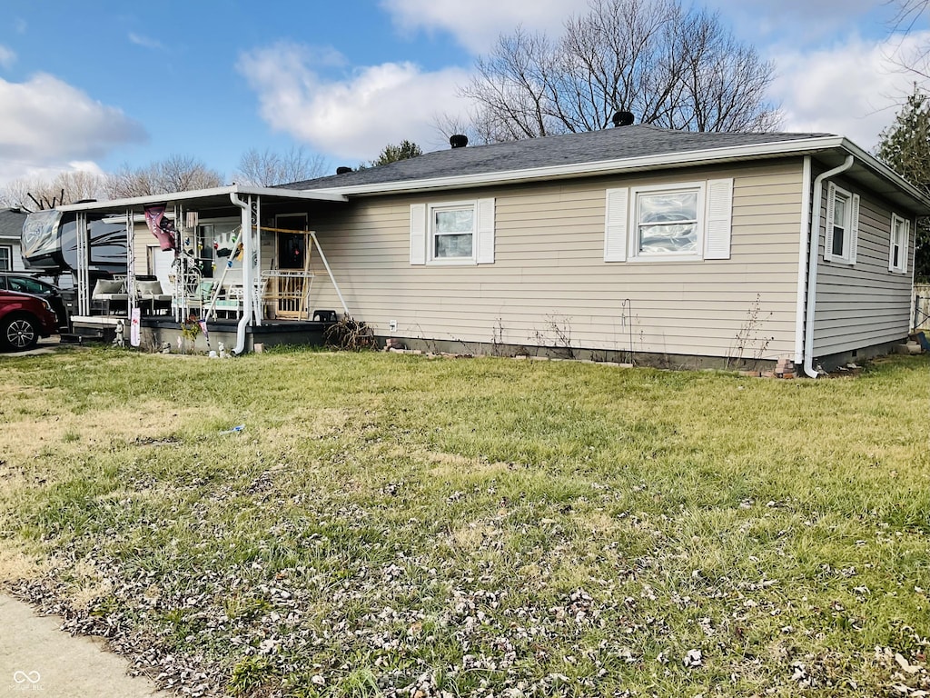 view of front facade featuring a front yard