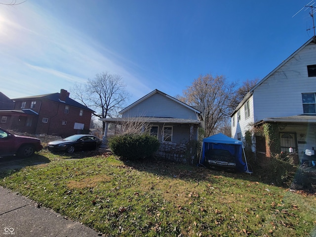 view of front facade with a front yard