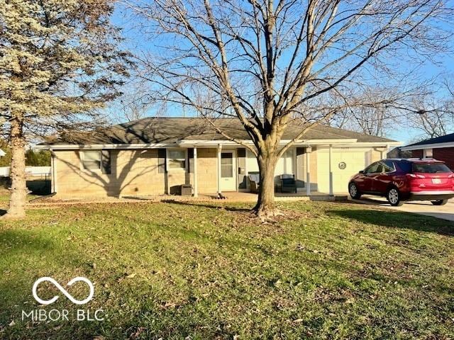 single story home with a front lawn