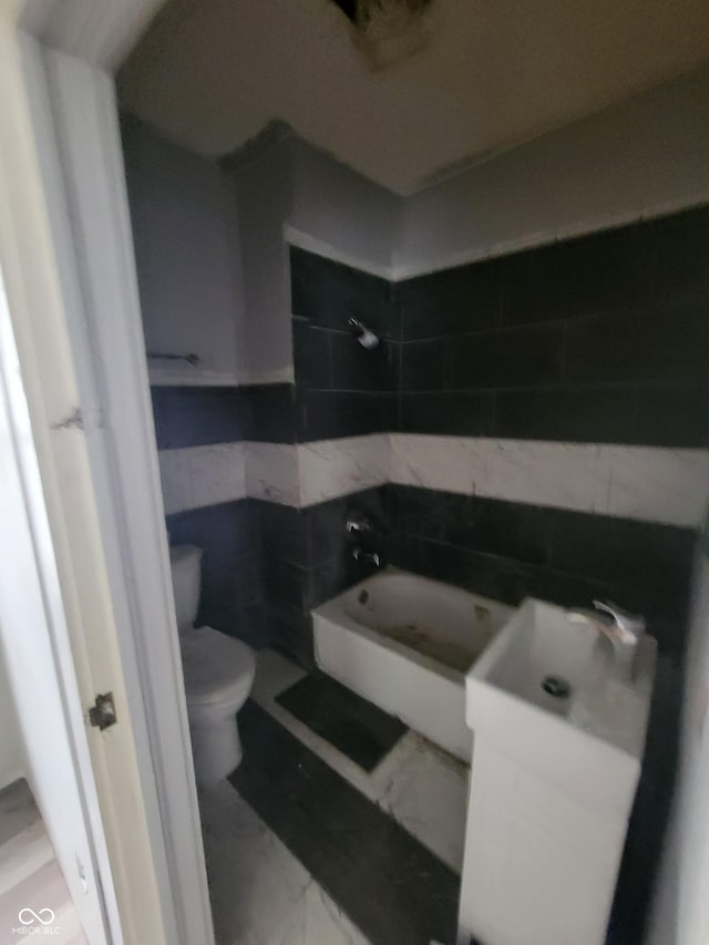 bathroom featuring a bathtub and toilet