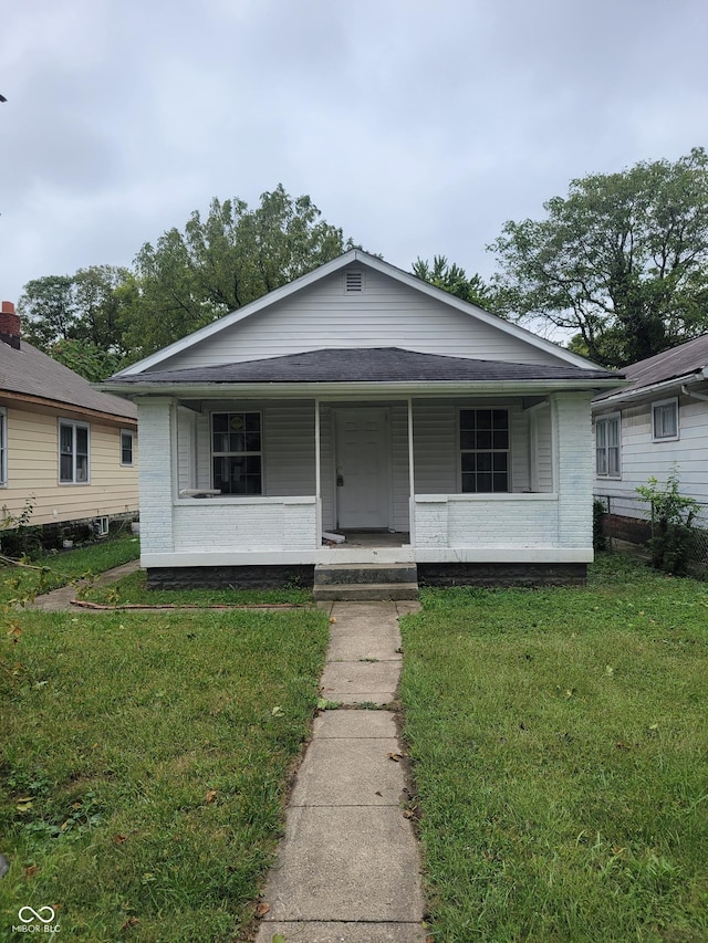 view of front of home featuring a front lawn