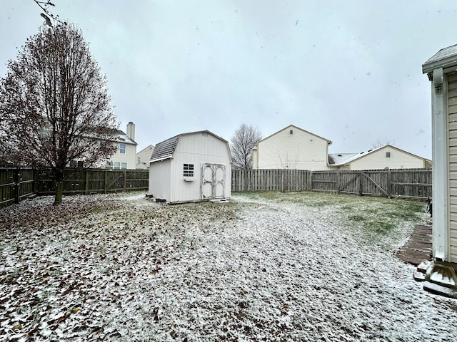 view of yard featuring a shed