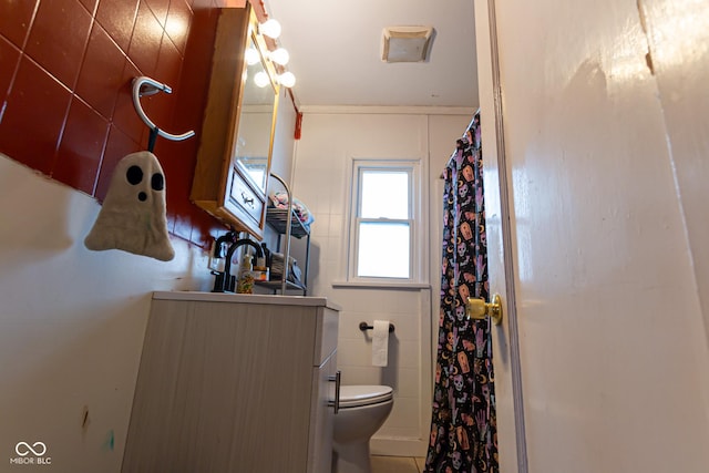 bathroom with a shower with shower curtain, vanity, toilet, and crown molding