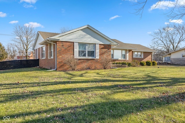 single story home with a front lawn