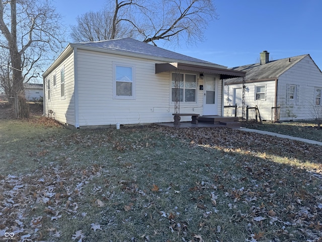 view of front of house featuring a porch and a front lawn