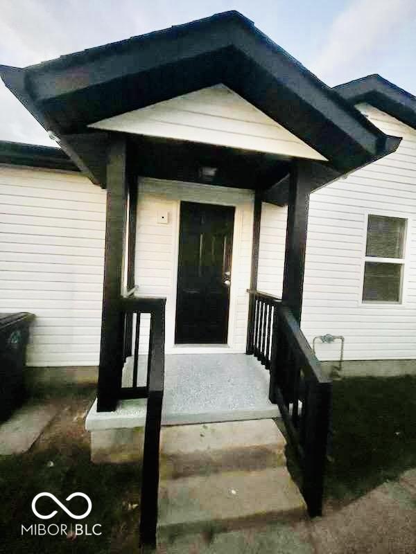 doorway to property with covered porch