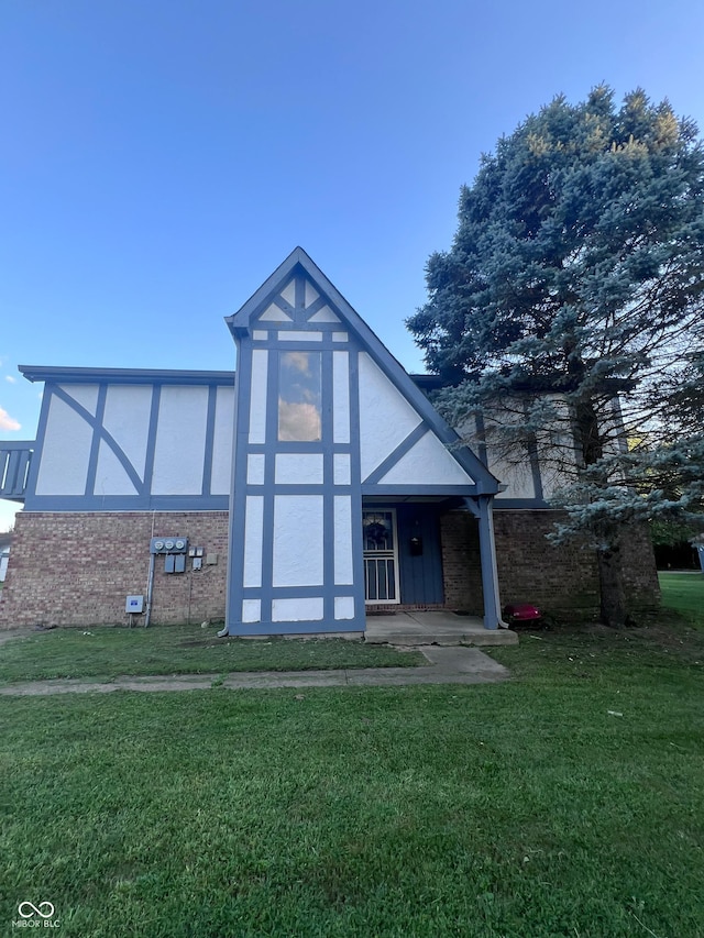 view of front of home with a front yard