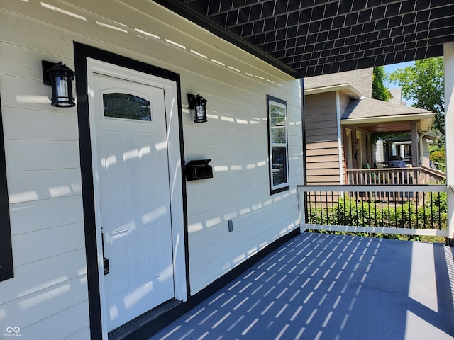 property entrance featuring a porch