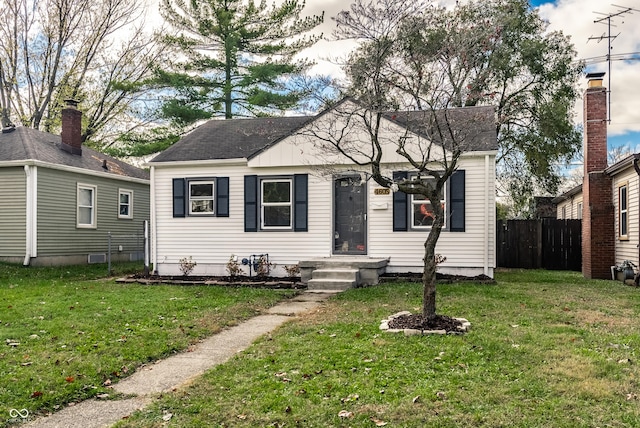 bungalow featuring a front lawn