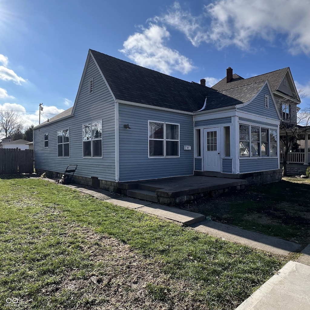 view of front facade featuring a front yard