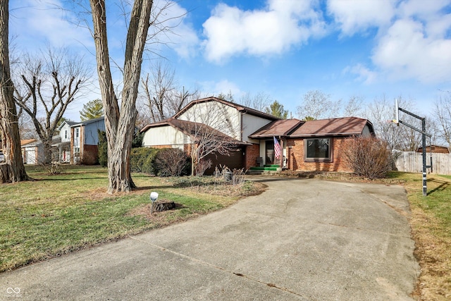 single story home featuring a front lawn