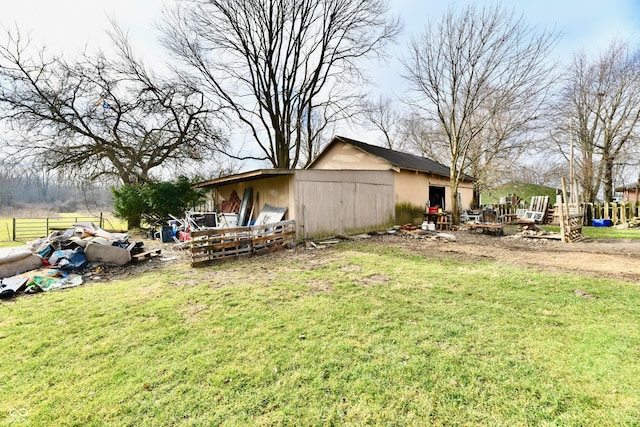 view of yard with an outdoor structure