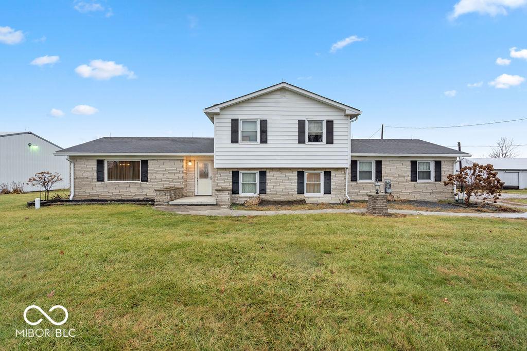 split level home featuring a front yard