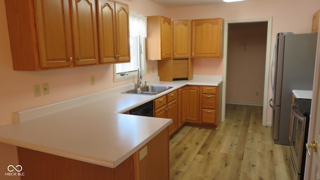 kitchen featuring kitchen peninsula, light hardwood / wood-style flooring, sink, electric range, and stainless steel refrigerator