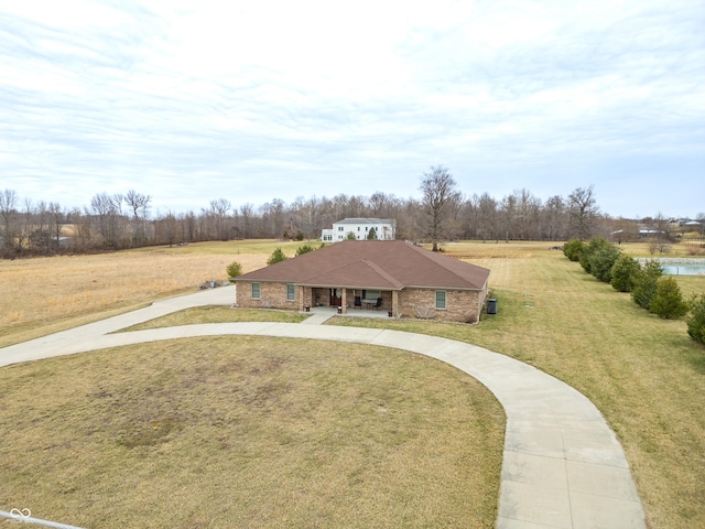 view of front facade featuring a front lawn and concrete driveway