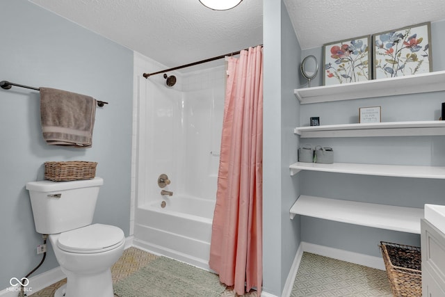 bathroom featuring baseboards, shower / tub combo with curtain, a textured ceiling, and toilet