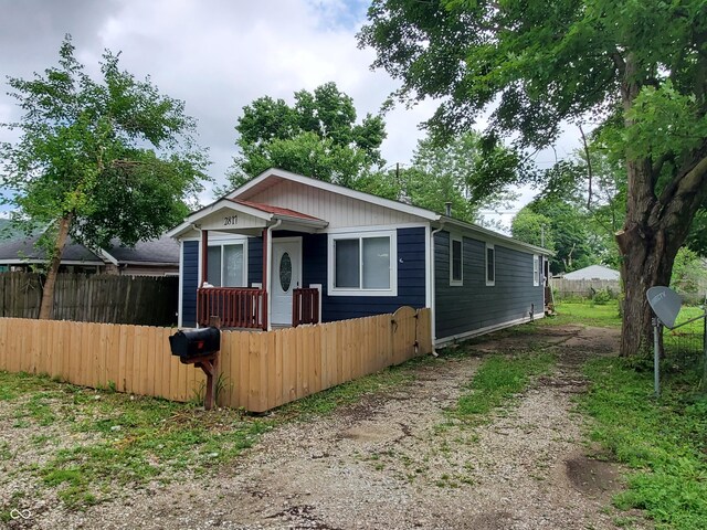 2817 S Rybolt Ave, Indianapolis, IN 46241 - view of front facade featuring dirt driveway and a fenced front yard